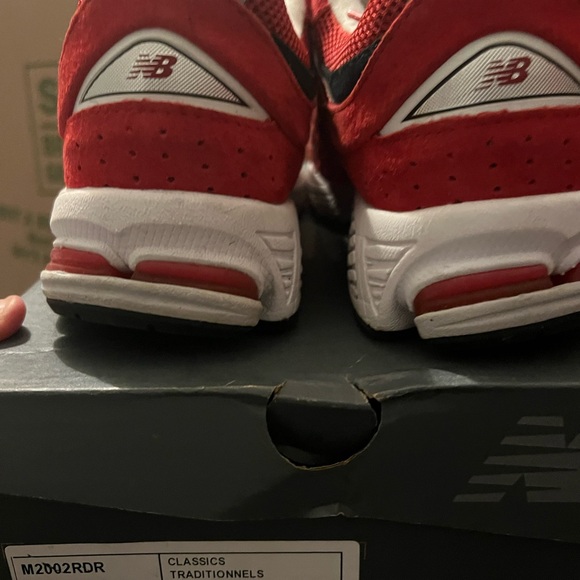 Men new balance 2002r size 7.5 red n black - Picture 3 of 6